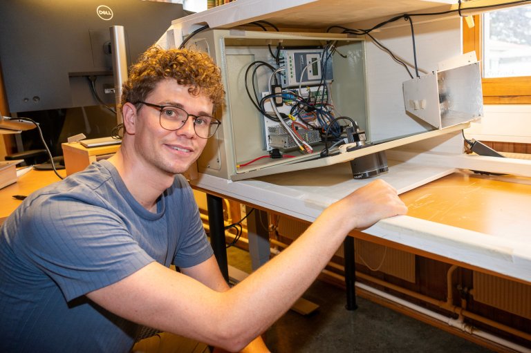 Steffan Lloyd har konstruert en automatisk lysfelle med kamera for automatisert jakt på nattaktive sommerfugler. Foto: Erling Fløistad