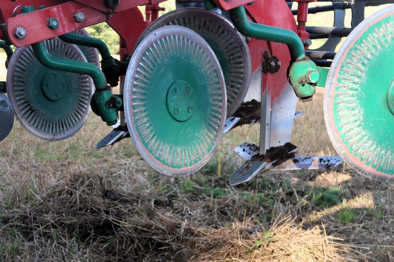 Rotskjæreren fra Kverneland Group. gjør det mulig å kombinere bruk av fangvekster og jordarbeiding mot flerårig ugras med minimal jordforstyrrelse. Foto: Lars Olav Brandsæter