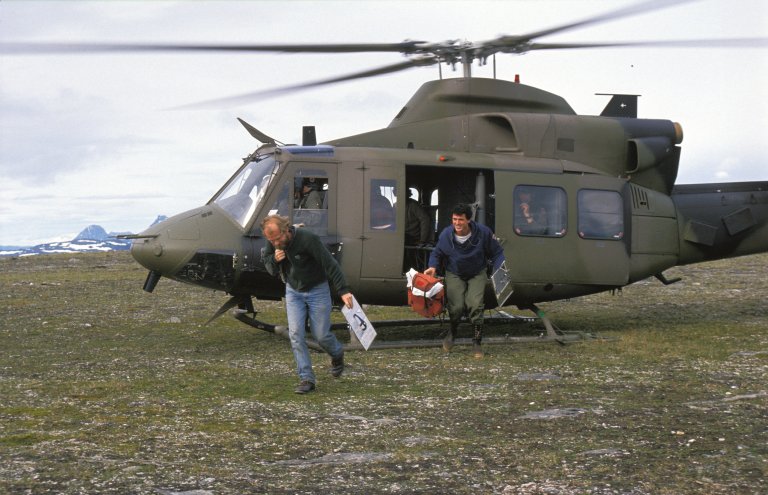 Det var til dels lange avstandar og mange høgdemeter å forsere under vegetasjonskartleggingai Bardu 1990. Forsvaret, som var delaktig i prosjektet, ga god hjelp i transport opp til nokre avfjelltoppane. Yngve Rekdal (t.v) og Michael Angeloff stig ut av helikopteret.