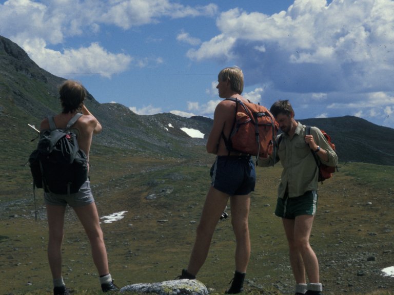 HMS blei praktisert annleis på 1980-talet enn i dag, men heldigvis har ingen av vegetasjonskartleggjarane skadd seg alvorleg på dei 42 åra Yngve Rekdal har vore med. Her i Hemsedal i 1988. Yngve Rekdal står lengst til venstre. Foto: Michael Angeloff, NIBIO