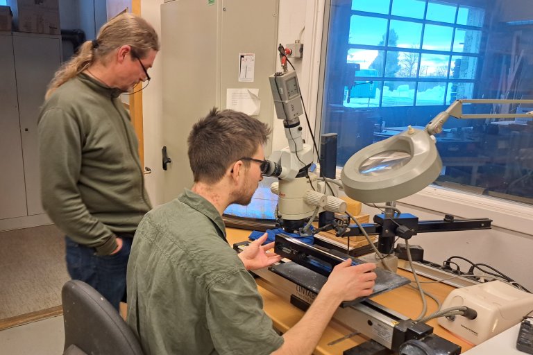 Seniorforskar Ken Olaf Storaunet ved NIBIO viser Magnus Barnes Eng korleis årringar blir tald på årringlaben i NIBIO. Foto: Per Holm Nygaard