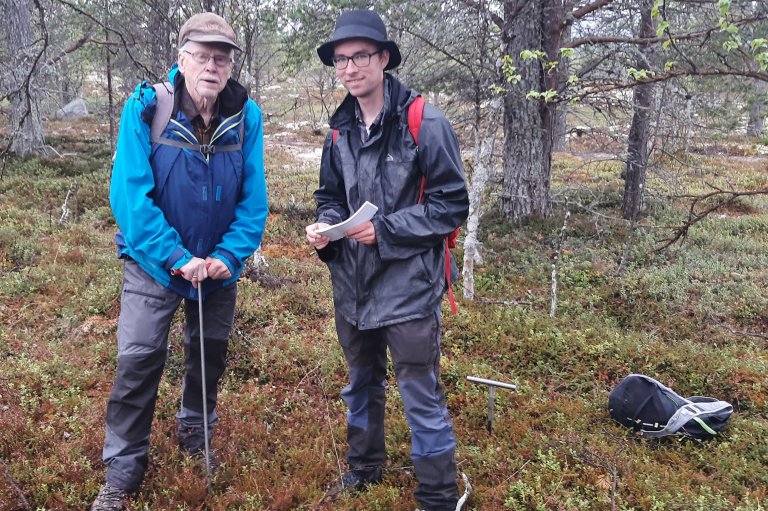 Magnus Barnes Eng og Asbjørn Ryen ved ei kolmile ved Kvilvang i Tufsingdalen, Os. Foto: Per Holm Nygaard