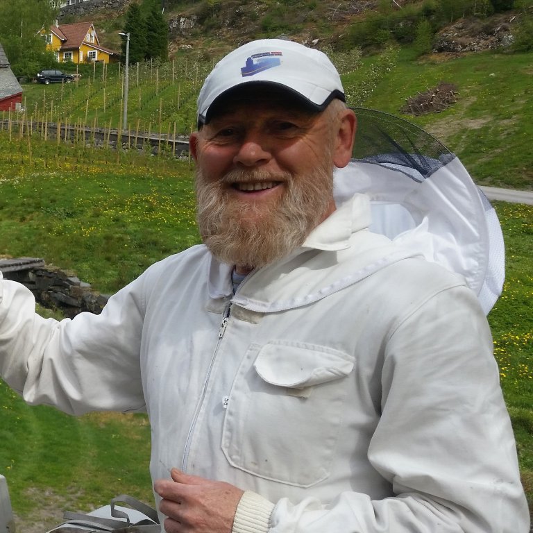 Fruktbonde Turid Alice Skjervheim og birøktar Bjarte Tennfjord_20190504_Foto Øystein Utne.jpg