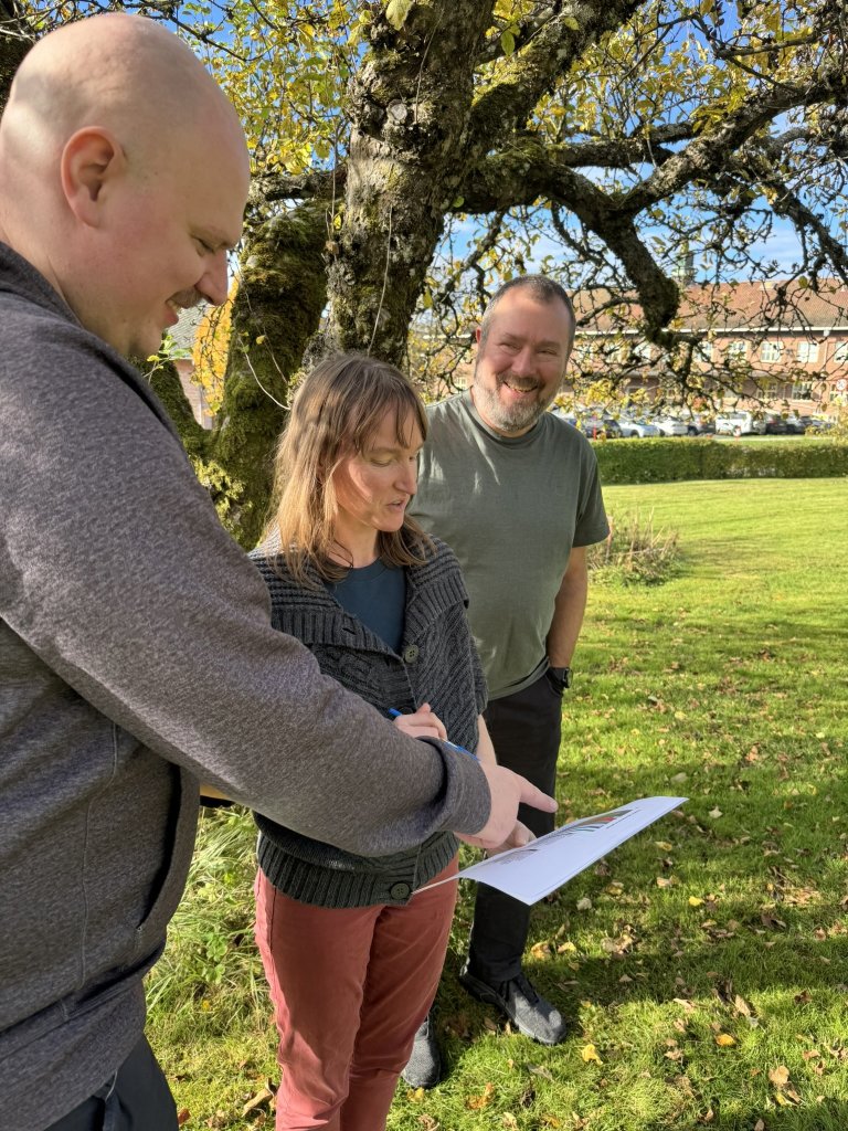 For forsker Dalphy O.C. Harteveld og forskerkollegaene er målet å videreutvikle metastrekkoding og gjøre metoden til et presist verktøy for å påvise smitte av flere sopper som forårsaker sjukdommer på epler samtidig. Men også å kunne studere hvordan de blir påvirket av ulike faktorer som mikrobielle samfunn, klimaendringer og plantevern. Foto: Siri Elise Dybdal