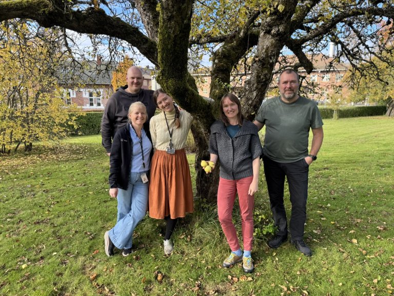 F.v. Forsker Simeon Rossmann, senioringeniør Monica Skogen, avdelingsingeniør Silje Kvist Simonsen, forsker Dalphy O.C. Harteveld og forsker Erik Lysøe ved NIBIO bruker metastrekkoding for å oppdage sopp som kan føre til sykdommer på epler. Foto: Siri Elise Dybdal