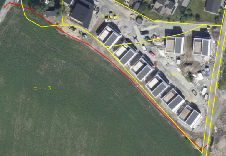 På flybildet fra 2022 er boligene fortsatt ikke helt ferdigstilt. Jørn Storholt har lagt inn forslag til ny grense (i rødt), gått opp med gps. Flybilde: © Statens kartverk, Geovekst og kommunene