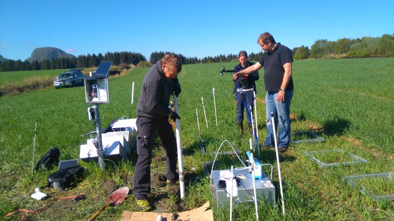 Innstallasjon og utprøving av utstyr for måling av klimagassutslepp på grøfta og omgravd myr på Fræna i Møre og Romsdal. Foto: Synnøve Rivedal