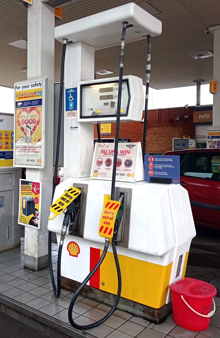 No_fuel_at_Shell,_East_Barnet_Road,_28_September_2021.jpg