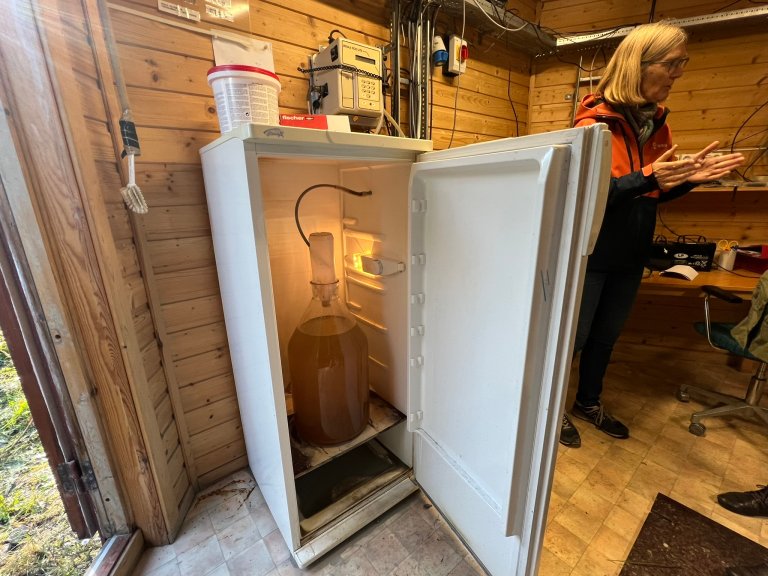 Etter at en viss mengde vann har passert gjennom JOVAs overvåkingsstasjon ved utløpet av Mørdrebekken, tas det ut en 50 ml vannprøve som samles i en dunk i et kjøleskap. I gjennomsnitt tas det ut prøver hver 14. dag, som sendes til analyse. Foto: Kathrine Torday Gulden