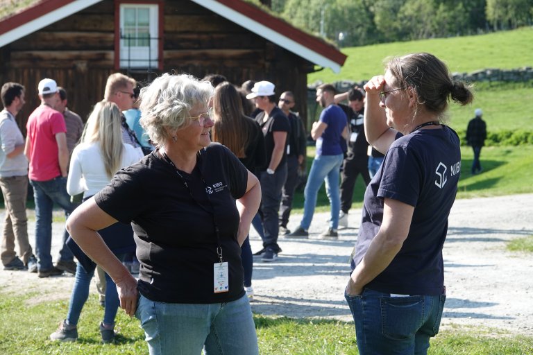 Avdelingsingeniør Anne de Boer i samtale med forsker Lise Grøva under workshopen i Storlidalen. Foto: Morten Günther