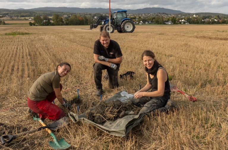 Forsker Teresa G. Bárcena og forsker Dorothee Kolberg fra NIBIO sammen med gårdbruker Per Olav Krekling under utprøving av metodikk for jordovervåking i Øvre Eiker. Foto: Hege Ulfeng/NIBIO