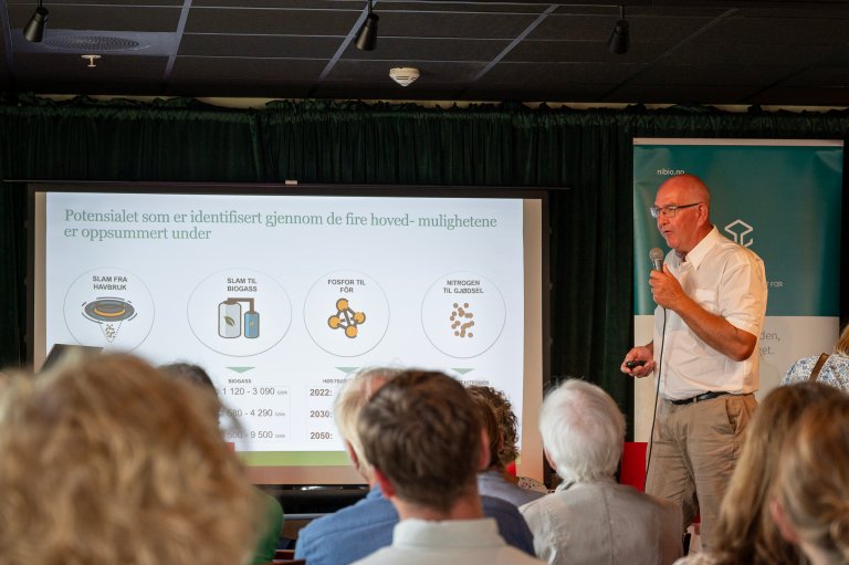 – Det handler om å skape en ny verdikjede – fra slam til fôr og gjødsel – som både er økonomisk og miljømessig bærekraftig, sa Ole Arthur Vaage fra RagnSells Havbruk. Foto: Erling Fløistad