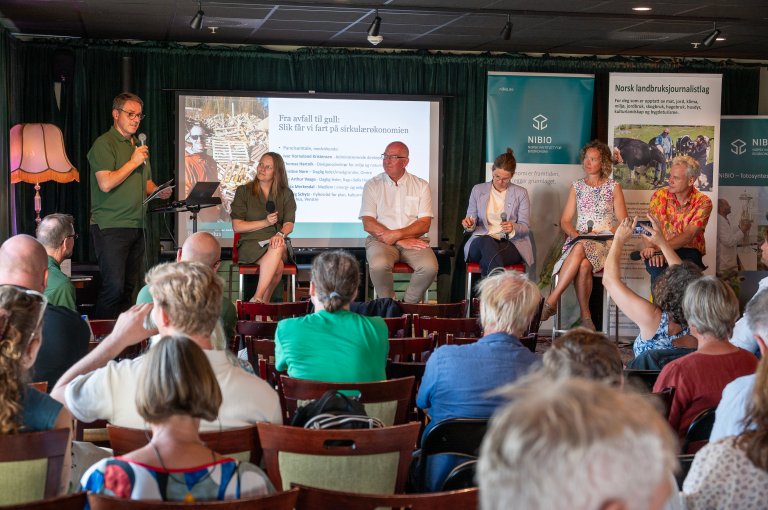 I paneldebatten som ble ledet an av NIBIOs administrerende direktør Ivar H. Kristensen deltok fylkesråd i Akershus Solveig Schytz (V), og stortingsrepresentant og medlem av energi- og miljøkomiteen Linda Merkesdal (Ap). Foto: Erling Fløistad