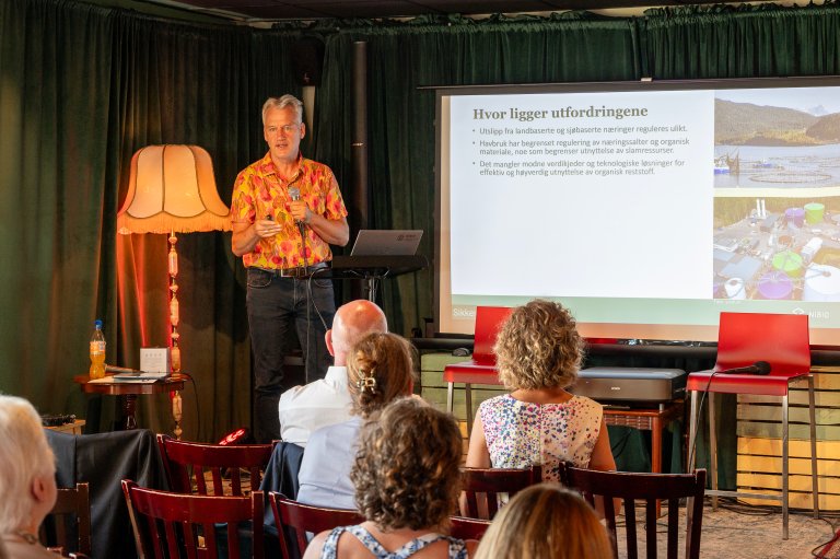 Thomas Hartnik løftet frem sirkulær bioøkonomi som en løsning, der organisk avfall omdannes til verdifulle biprodukter som kompost, biogass og jordforbedringsmidler. Foto: Erling Fløistad