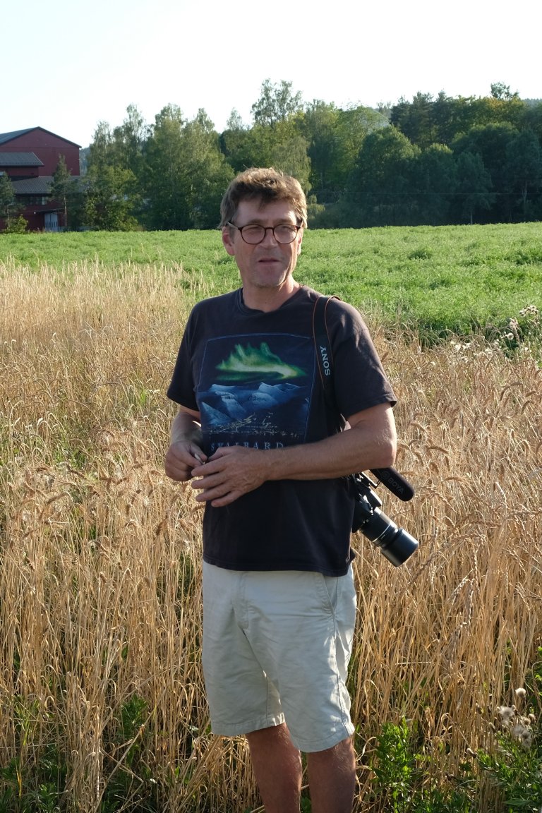 Anders Næss er prosjektleder i Grønt Fagsenter, Buskerud og styremedlem i Norsk bruksgenbank. Han har arbeidet med bevaring og bruk av tradisjonelle nordiske kornsorter i 20 år og jobber nå med en doktorgrad om forskjeller mellom Dala landhvete og moderne hvete. Foto: Hege Ulfeng