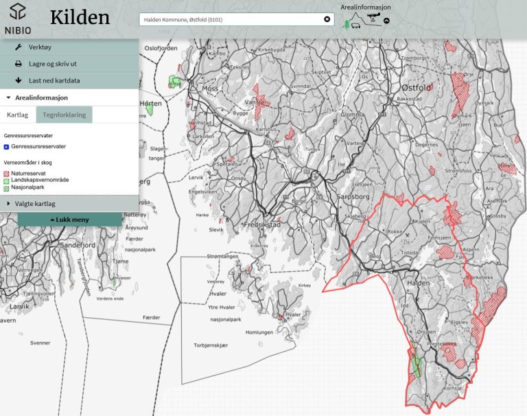 Skjermbilde av kartoppslag i Kilden som viser verneområder i skog i Halden kommune, rød skravering. Landskapsvernområder er vist med grønn skravering