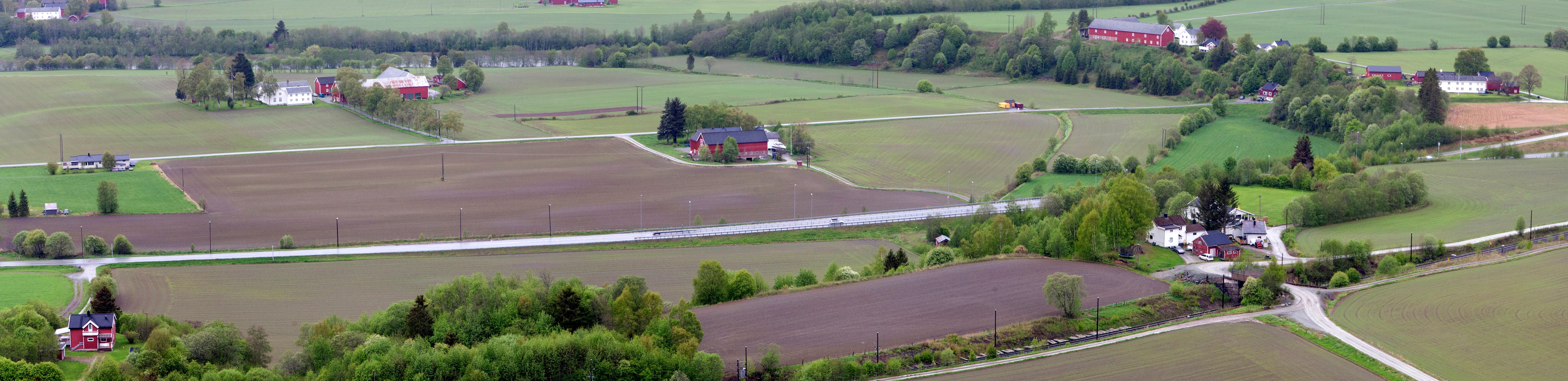 Skjerdingstad-Øya-VGS_Melhus_Sør-Trøndelag_Foto Oskar Puschmann_20170525-OSP-2366-73_PANORAMA7_ny-E6-fra-grustak_