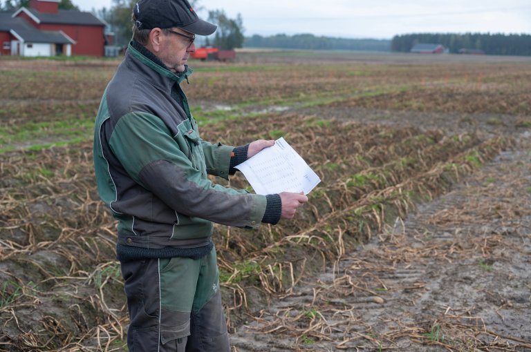 Anders Nordlund orienterer om alle behandlingene i åkeren denne sommeren. Med mye regn ble det en god del ganger med ettergjødsling for å holde chipspotetene i god vekst. Foto: Erling Fløistad