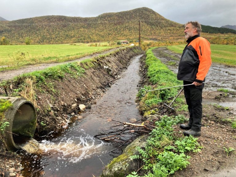 NLR-rådgiver Are Johansen på markdag om drenering med utstyr for å bedømme lagdeling og dybde på myrjord. Foto: Ingvild Melkersen, NLR