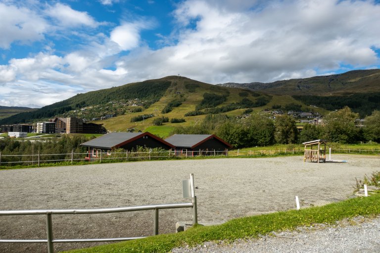 Myrkdalen hestesenter ligg like i nærleiken av eit stort slalåmanlegg, hotell og fleire hundre hyttar. Det gir moglegheit for å tilby opplevingar til turistar. Foto: Hege Ulfeng