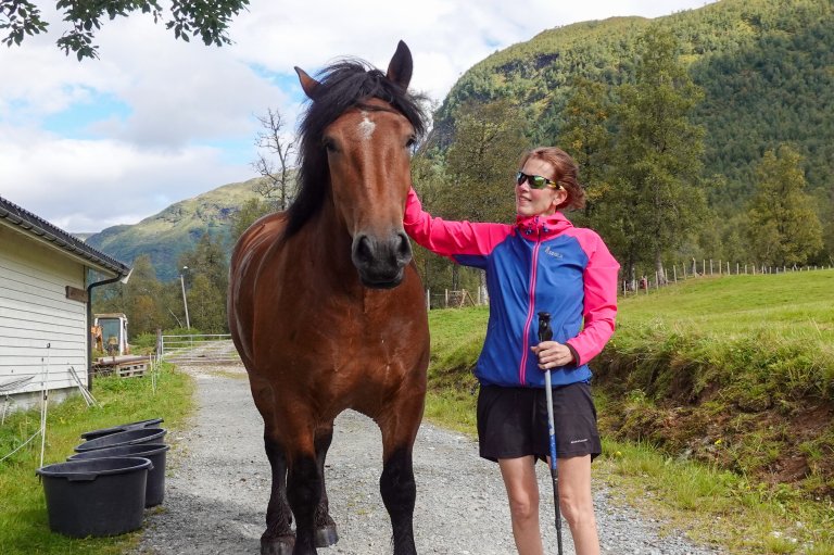 Toril Årmot fortel at ho har vore hestegal så lenge ho kan hugsa. Ho er leiar for Myrkdalen hestesenter. Foto: Hege Ulfeng