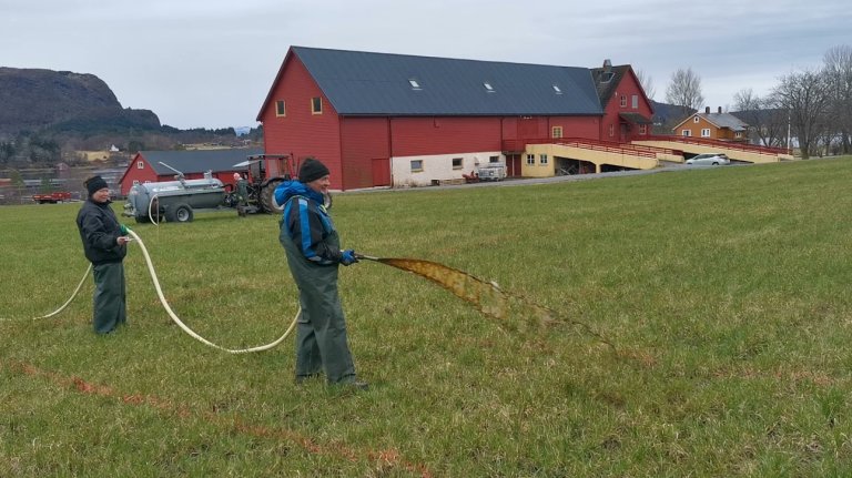 Gjødsling med blautgjødsel på forsøksfelta til NIBIO Fureneset. Foto: Synnøve Rivedal
