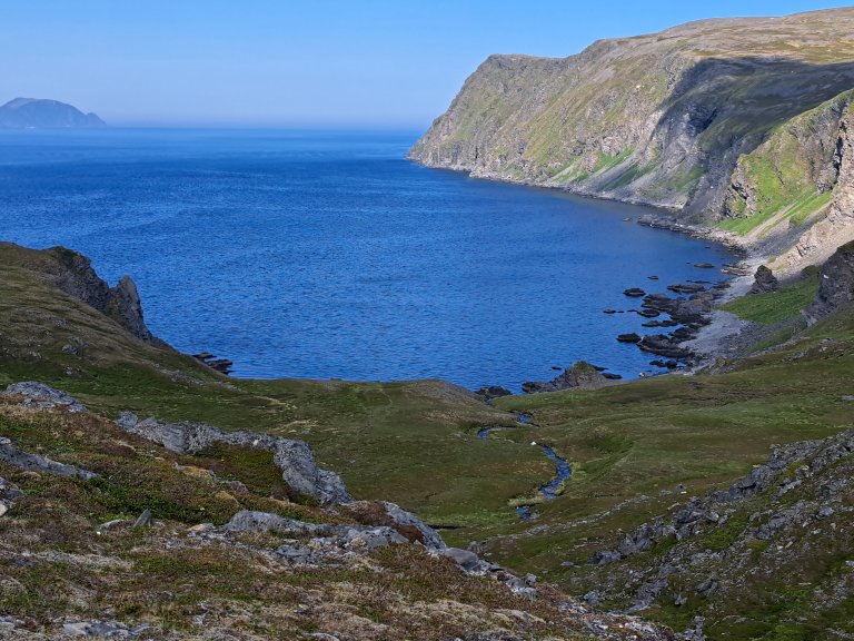 De store avstandene på Varangerhalvøya i Finnmark, med opptil 300-500 kilometer vei mellom tettstedene, gjør at forskerne er avhengige av tips fra både kystvakta, havnevesenet og lokalbefolkningen. I tillegg studerer de flybilder på Norgeskart og Google Maps, som indikerer hvor drivtømmeret har lagt seg. Foto: Paul Eric Aspholm, NIBIO