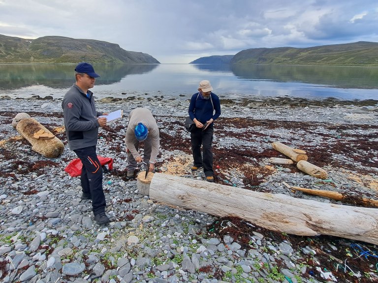 Prøveinnsamling langs Finnmarkskysten. Foto: Paul Eric Aspholm, NIBIO