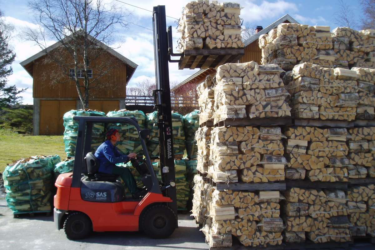 Stabling av vedsekker med truck - Foto Leif Kjøstelsen - NIBIO