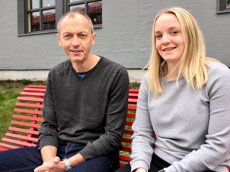 Øyvind og Elisabeth på benken_Foto Kjersti Kildahl