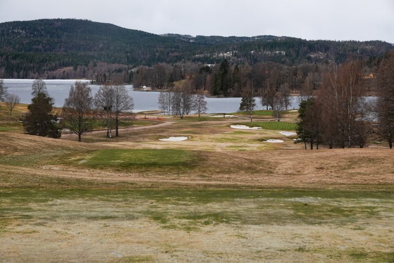 I slutten av april lå isen fortsatt på Bogstadvannet og fairwayer, rough-arealer og mange utslagssteder hadde ennå ikke grønne. Foto: Morten Günther