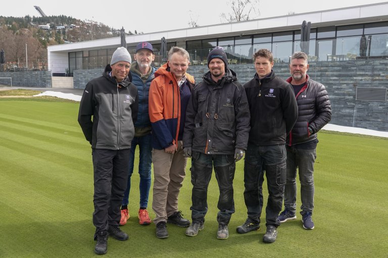 Fagfolk samlet på den nyklipte treningsgreenen utenfor klubbhuset på Oslo GK 30.april. Fra venstre: John Riiber, Oslo GK, Pål Melbye, Norges Golfforbund, Trygve S. Aamlid, NIBIO, Albert Holmgeirsson, Oslo GK, Johan Nihlås, Oslo GK, Øystein Nøkland, Global Turf Systems. Foto: Morten Günther