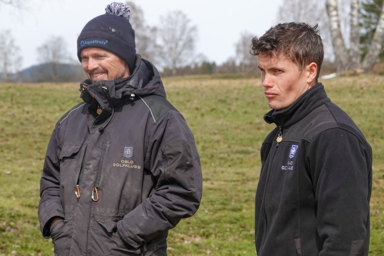 Albert Holmgeirsson, assisterende banesjef og Johan Nihlås, greenkeeper inspiserer banen på Oslo Golfklubb. Foto: Morten Günther