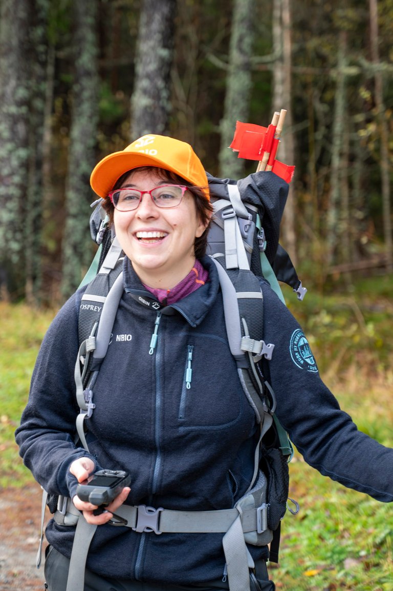 Irene Marongiu forklarer at jord består av forvitrete mineraler – steiner og fjell som er blitt brutt ned – samt organisk materiale med varierende grad av nedbryting. Og at organisk materiale er rester av døde mikrober, sopp, planter og dyr. Foto: Lars Sandved Dalen