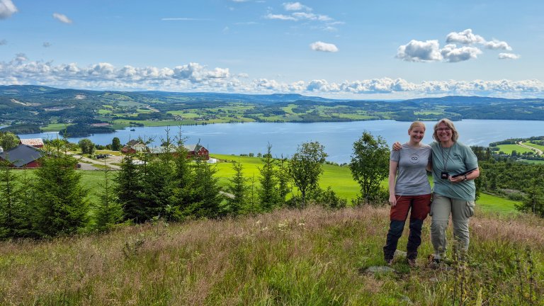 En fin dag på jobben for Ulrike Bayr og Hanne Sickel. Foto: Morten Günther