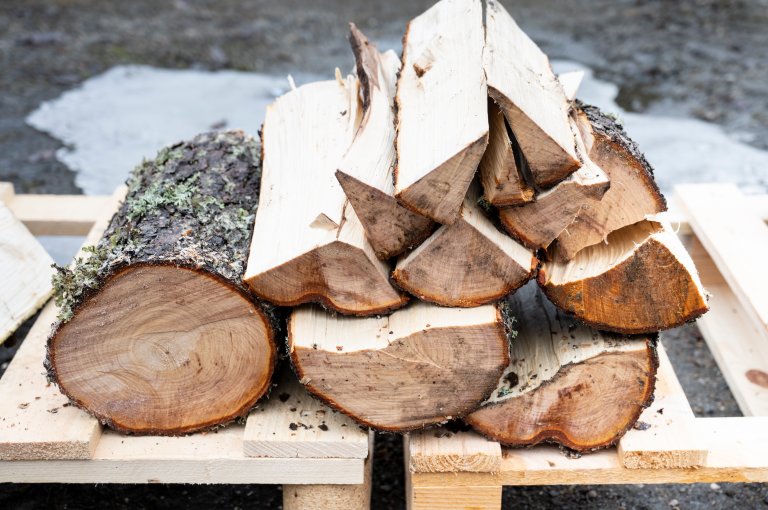 Forsøker viser at veden tørker mye raskere dersom den kløyves i flere biter. Foto: Lars Sandved Dalen