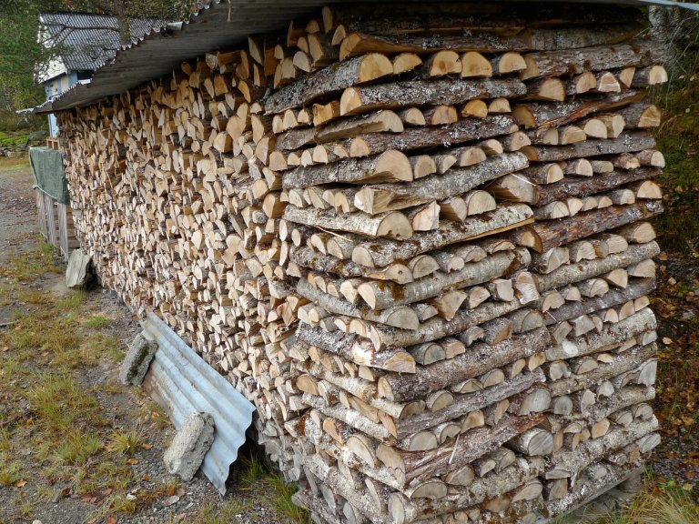 En pent stablet vedstabel er et prektig syn. Foto: Eirik Nordhagen