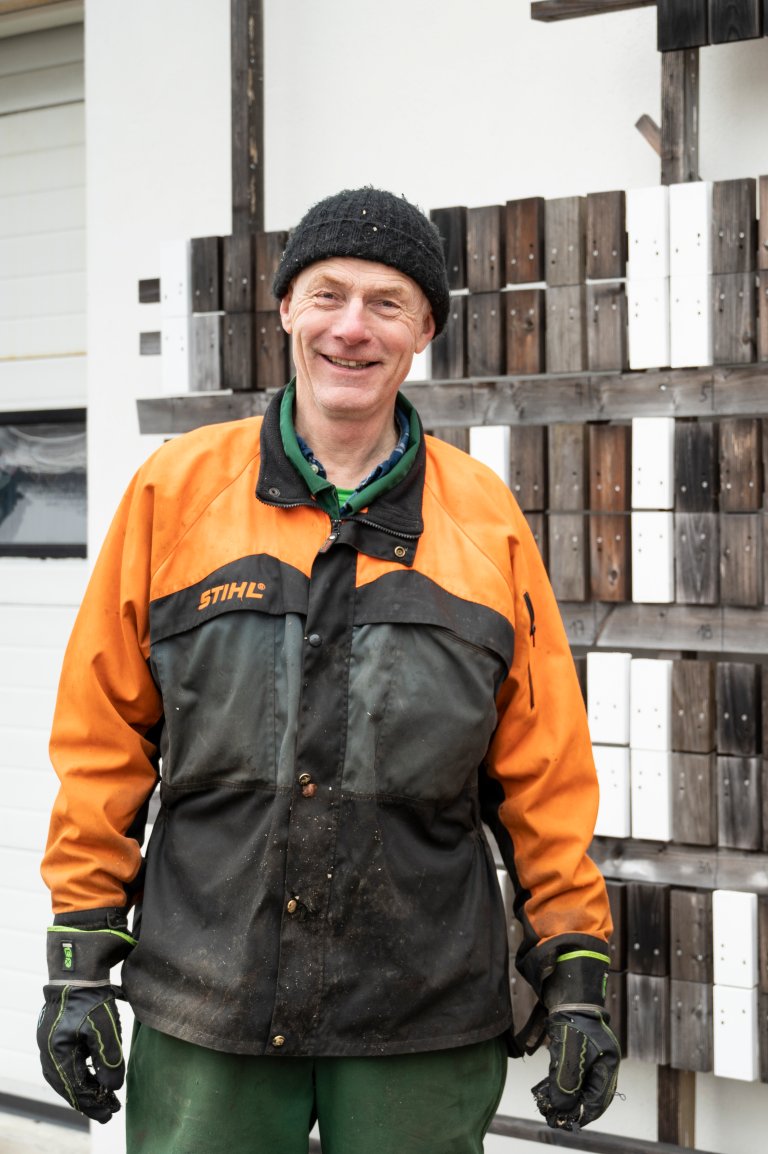 Seniorrådgiver Simen Gjølsjø er NIBIOs fremste ekspert på ved.  Foto: Lars Sandved Dalen