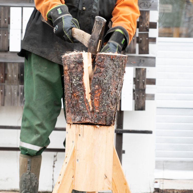 Tørr ved er tyngre å kløyve. Foto: Lars Sandved Dalen