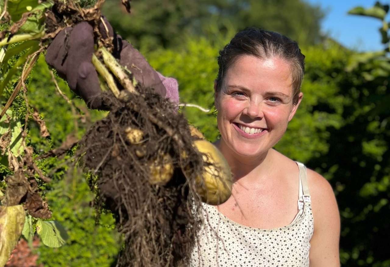 Anette med visnet potetplante – landskap_cropped