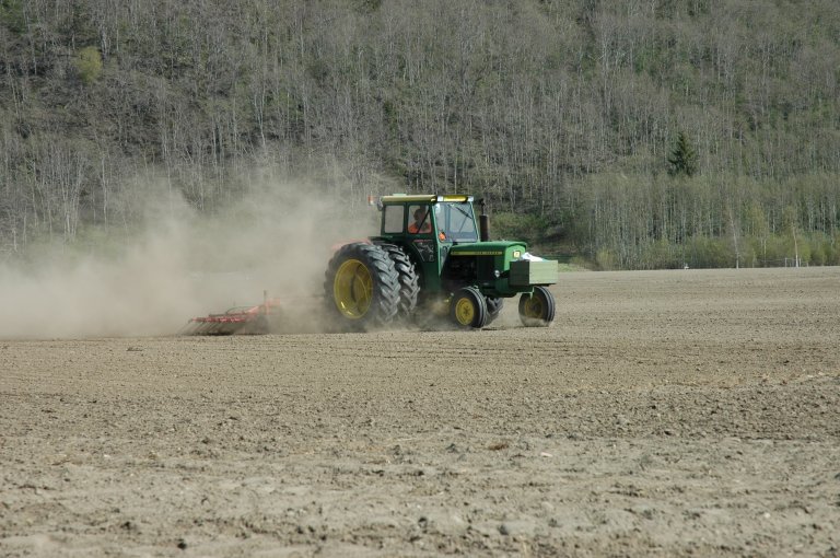 økokorn 3 traktor åker  j. sch..jpg