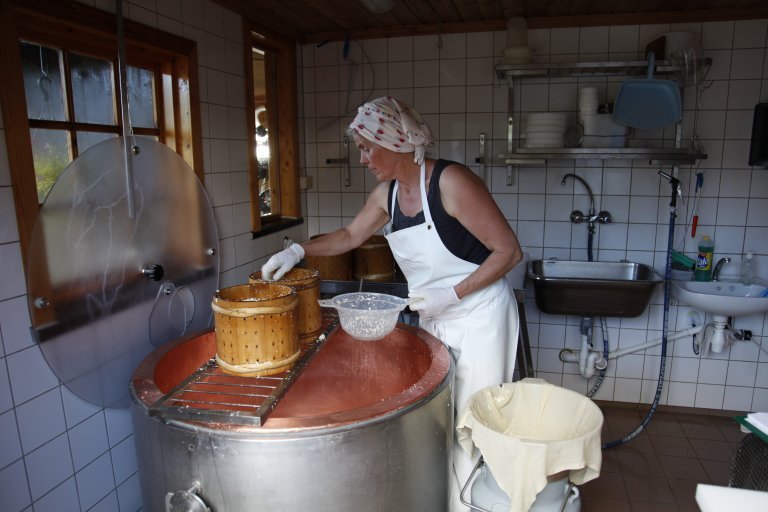 anny fodnes på strandmo stølsysteri i nord-aurdal i oppland lager kvit kyrost_4344_osp.jpg