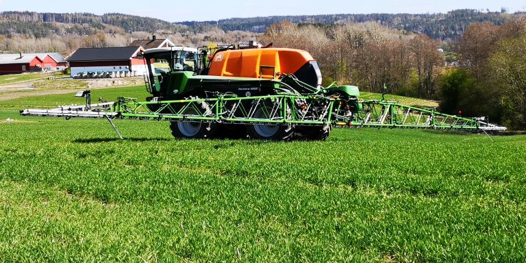 Med DAT Ecopatch påmontert, kan åkersprøyta «sjå» kor det er ugras i kornåkeren og det er dette utstyret som er testa i prosjektet. Foto: Therese W.Berge