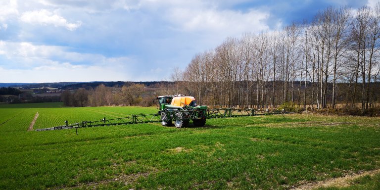 Forsøk viser at det er mogleg å spare svært mykje ugrasmiddel med kamerastyrt flekksprøyting i korn, opptil 90 % avhengig av terskelverdi. Foto: Therese W.Berge