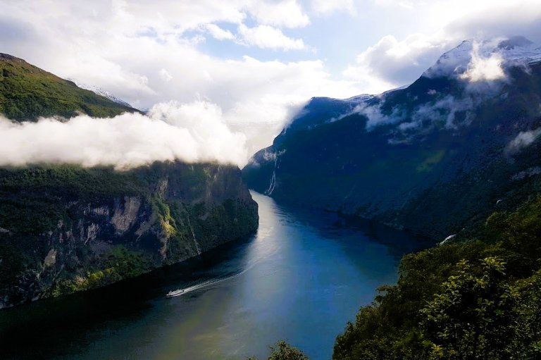 Geirangerfjorden: Eit naturleg spørsmål er kvifor denne gjæren berre finst i Noreg – og om resten av verda er undersøkt. Svaret er at det finst liknande tradisjonar andre stader, men i Noreg har ho framleis fått leve vidare i fjordar og dalar. Foto: Siri Elise Dybdal / NIBIO