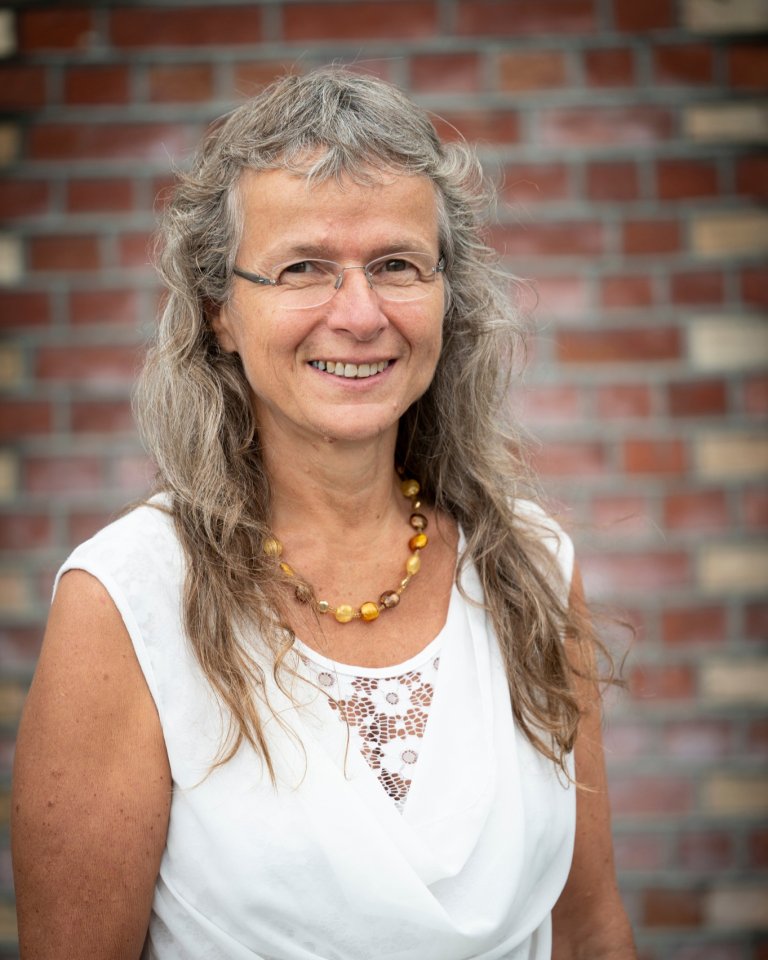 Nina Svartedal, seniorrådgjevar ved Norsk genressurssenter i NIBIO seier det er viktig å bevare det genetiske mangfaldet i genbankar og frølager – som frøkvelvet på Svalbard. Det gir tryggleik for framtida. Foto: Lars Sandved Dalen / NIBIO