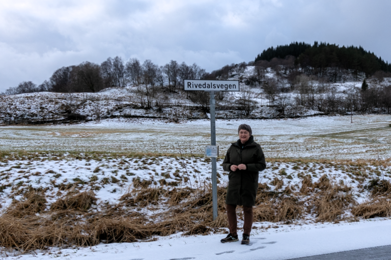 Synnøve Rivedal er forskar og stasjonsleiar ved NIBIO Fureneset. Rivedal er sjølv bonde og kjenner utfordringane i praksis. Her avbilda i nærleiken av garden hennar. Foto: Hege Ulfeng