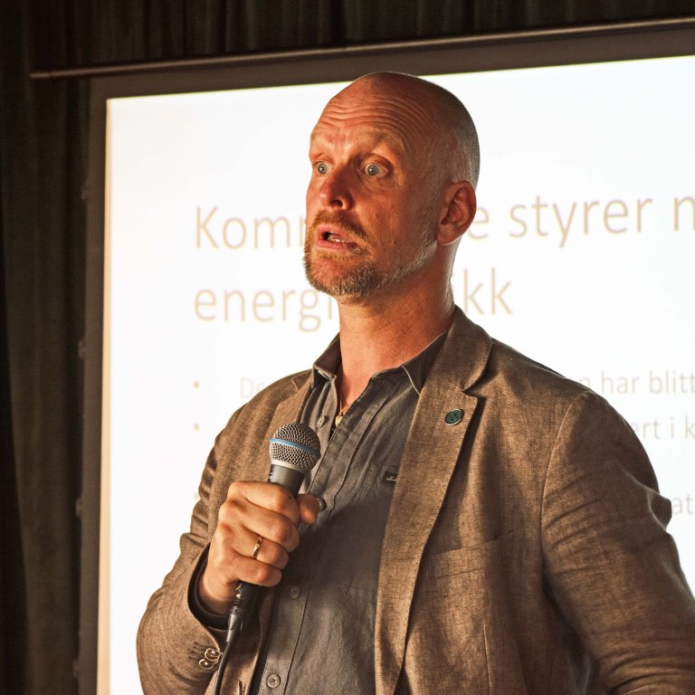 FNI-seniorforsker Tor Håkon Jackson Inderberg peker på at innflytelse over mulige nye kraftprosjekter er flyttet til vertskapskommunene. Gir det nok utvikling av fornybar energi? Foto: Georg Mathisen