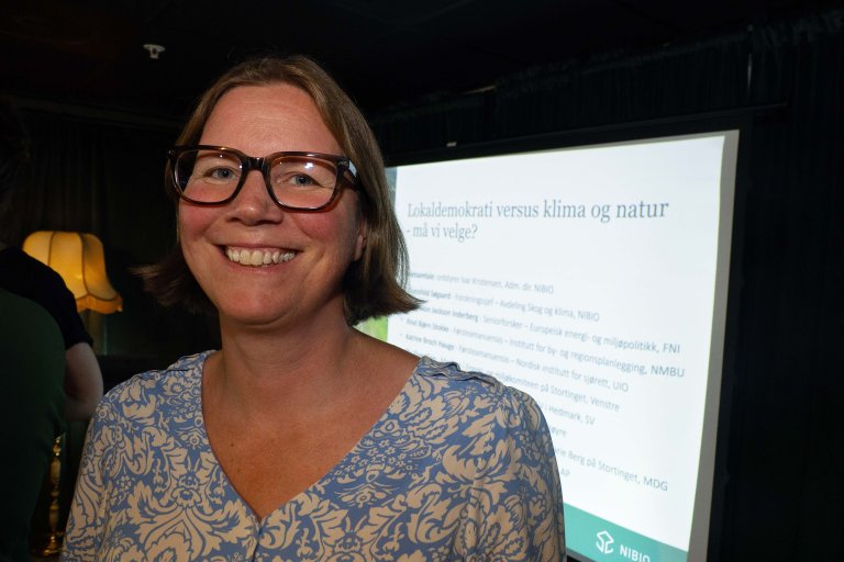 Forskningssjef Gunnhild Søgaard på NIBIO er rimelig godt fornøyd etter å ha fått politikerne i tale. Foto: Georg Mathisen