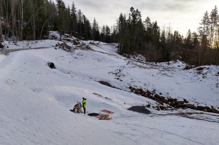 Vinterdrift med mye vann gjennom anlegget har gitt dårligere rensing av nitrogen. Kristian Sandem installerer nytt overvåkingsutstyr i utløpskummen til nitrogenfilter 1. Foto: Roger Roseth